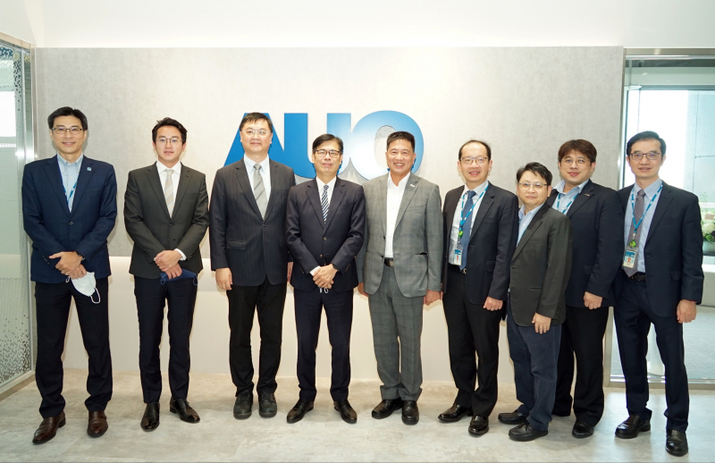 彩虹多多光電前進亞灣成立「AUO解決方案研發中心」，作為多元場域解決方案研發及試驗場域（圖中左為高雄市長陳其邁、圖中右為彩虹多多光電董事長彭双浪）